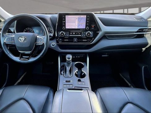 Used 2021 Toyota Highlander XLE AWD/4WD image 16