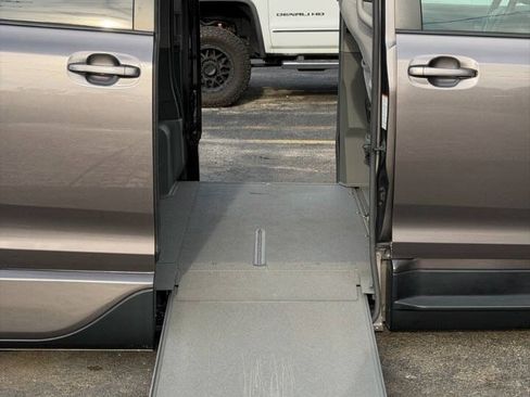 Used 2016 Toyota Sienna LE FWD image 11