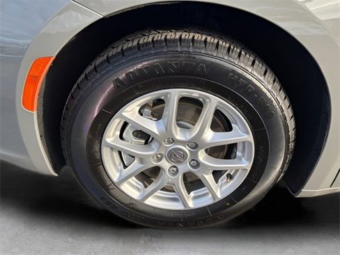 Used 2023 Chrysler Pacifica Touring-L image 9