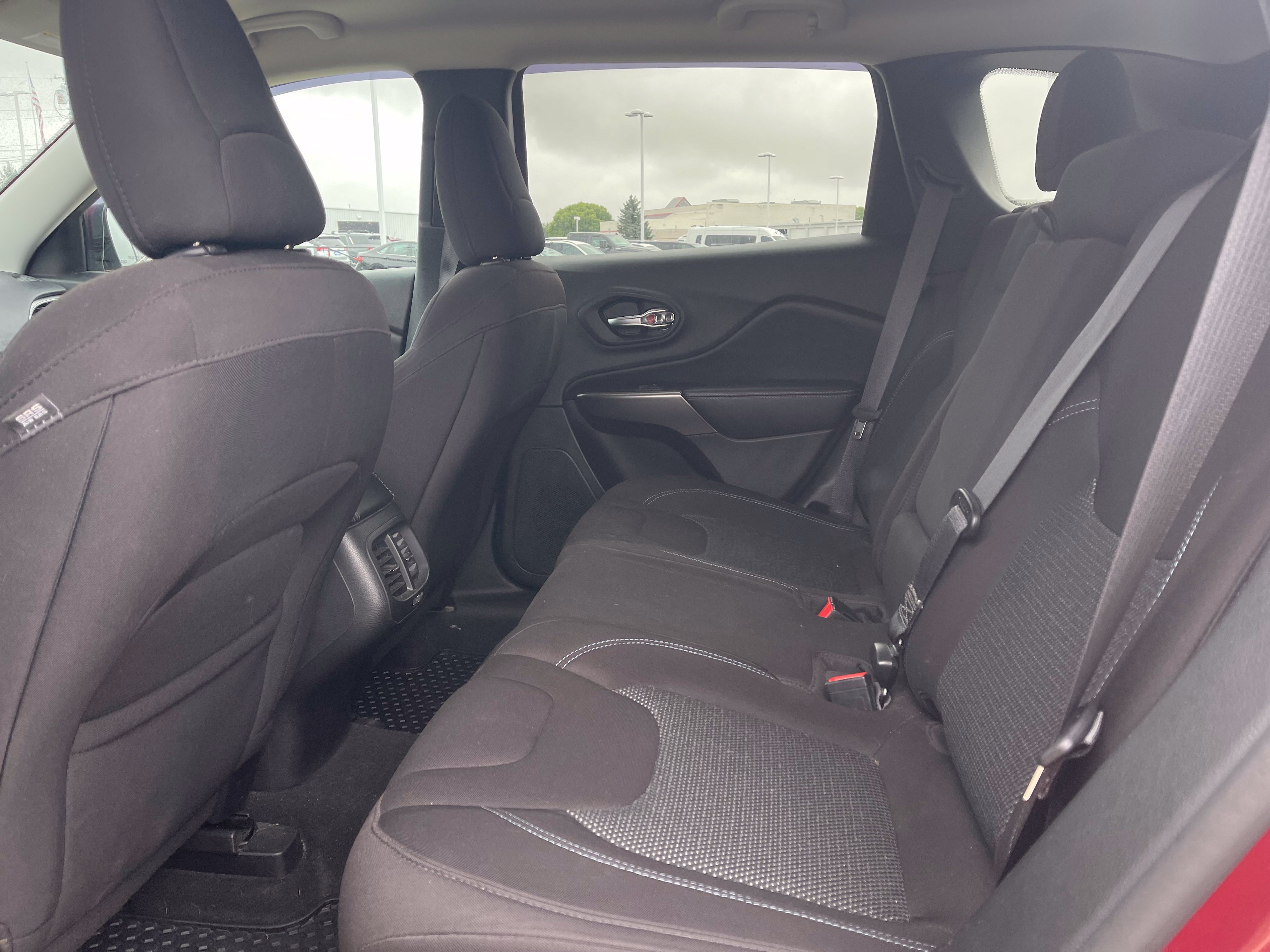 Used 2020 Jeep Cherokee Latitude w/ Cold Weather Group AWD/4WD image 14