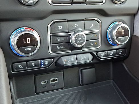Certified 2021 GMC Yukon SLT w/ SLT Premium Package AWD/4WD image 17
