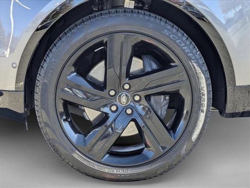 Used 2025 Land Rover Discovery Dynamic SE image 26