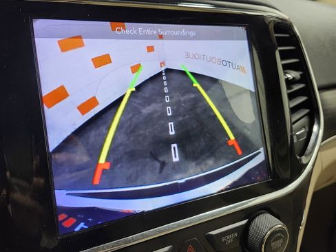 Used 2019 Jeep Grand Cherokee Limited w/ Luxury Group II image 4