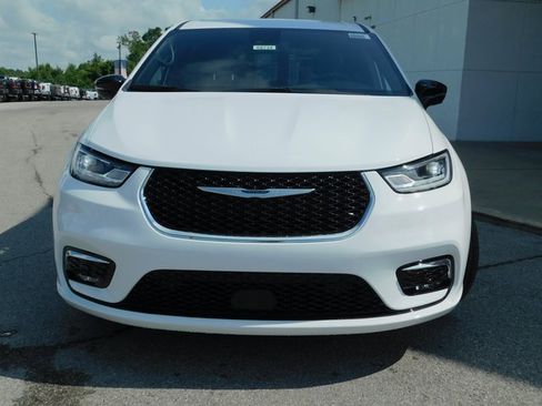 New 2026 Chrysler Pacifica Select image 3