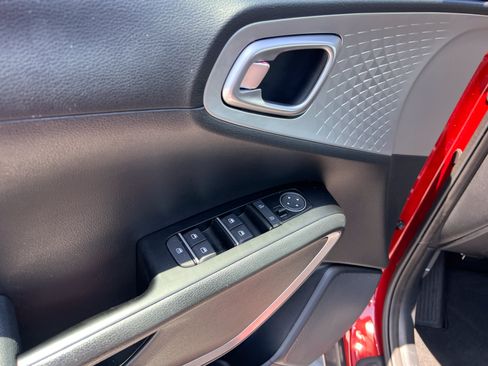 Certified 2025 Kia Soul LX FWD image 22