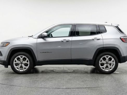 Used 2025 Jeep Compass Latitude AWD/4WD image 5