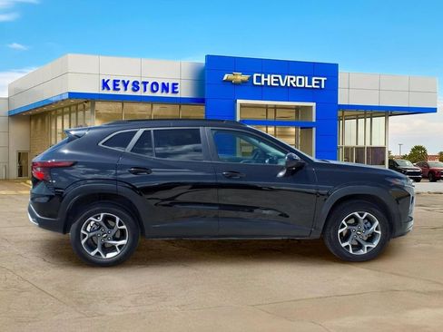 Used 2025 Chevrolet Trax LT FWD image 8