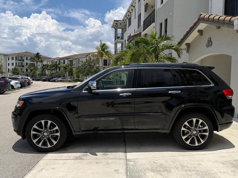 Used 2017 Jeep Grand Cherokee Overland w/ Jeep Active Safety Group AWD/4WD image 4
