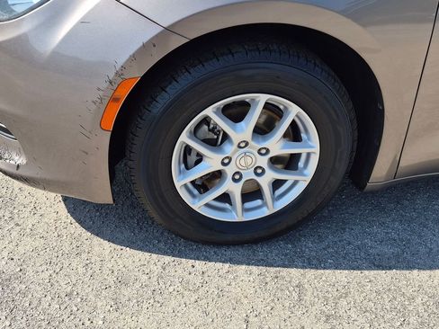 Used 2017 Chrysler Pacifica Touring FWD image 10