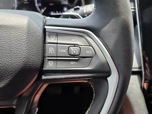 Used 2023 Jeep Grand Cherokee L Laredo RWD image 33