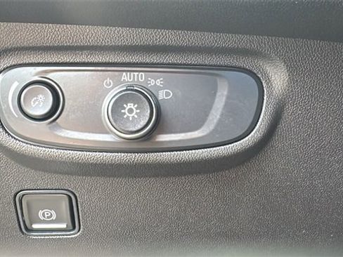 Used 2024 GMC Terrain SLE image 13