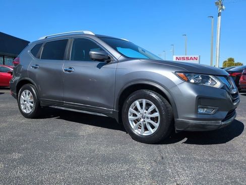 Used 2018 Nissan Rogue SV w/ Premium Package image 2