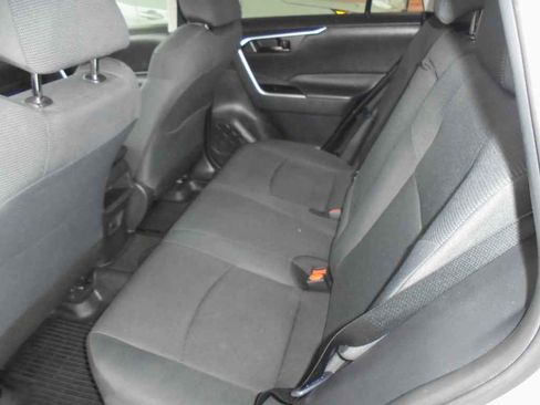 Used 2019 Toyota RAV4 LE image 9