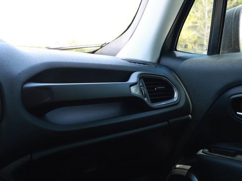 Used 2022 Jeep Renegade Latitude AWD/4WD image 25
