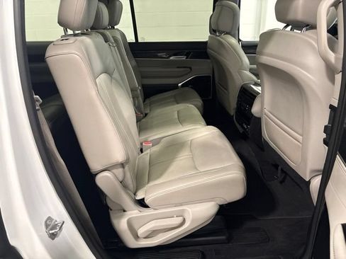 Used 2022 Jeep Wagoneer Series III w/ Premium Group I AWD/4WD image 59