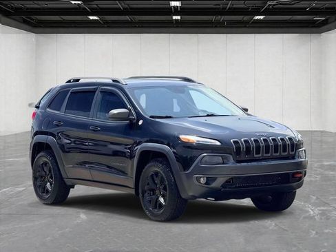 Used 2015 Jeep Cherokee Trailhawk w/ Cold Weather Group AWD/4WD image 3