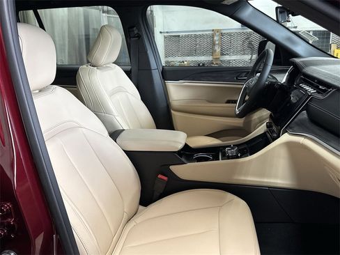 Used 2025 Jeep Grand Cherokee Limited image 32