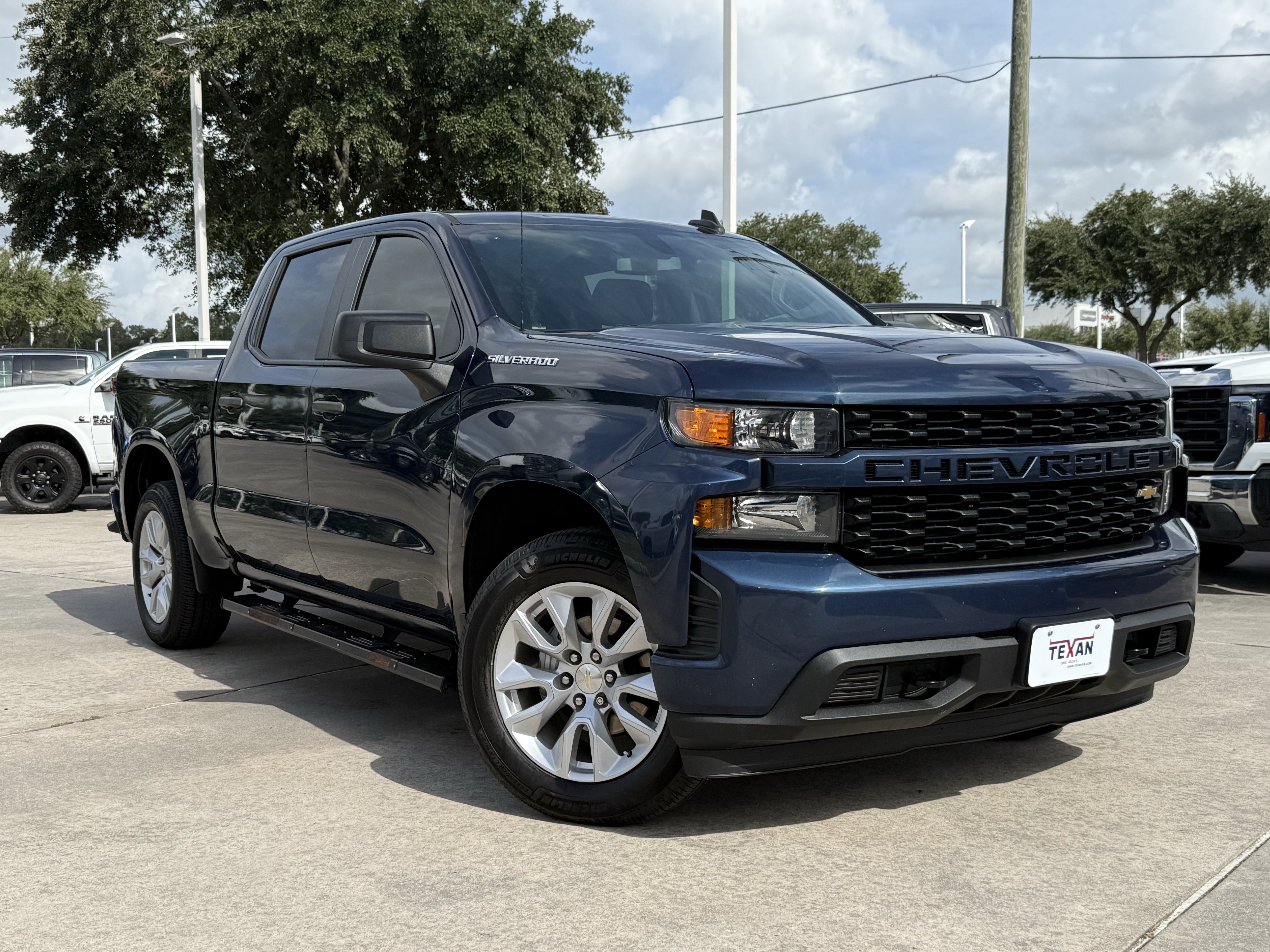 Used 2020 Chevrolet Silverado 1500 Custom w/ Custom Value Package RWD image 2