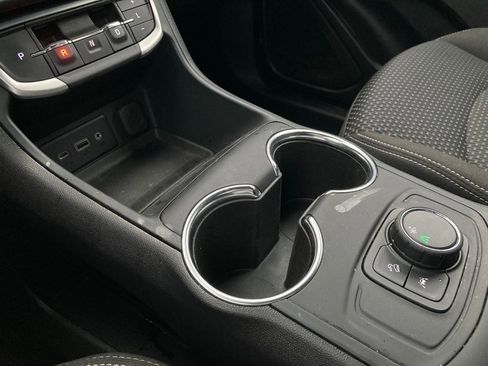 Used 2024 GMC Terrain SLE image 24