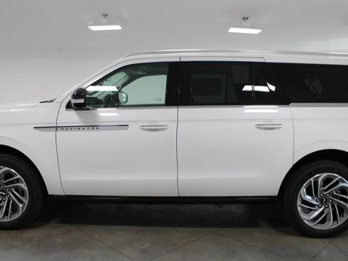 New 2026 Lincoln Navigator L Reserve AWD/4WD image 5