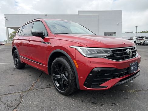 Certified 2024 Volkswagen Tiguan SE R-Line AWD/4WD image 4