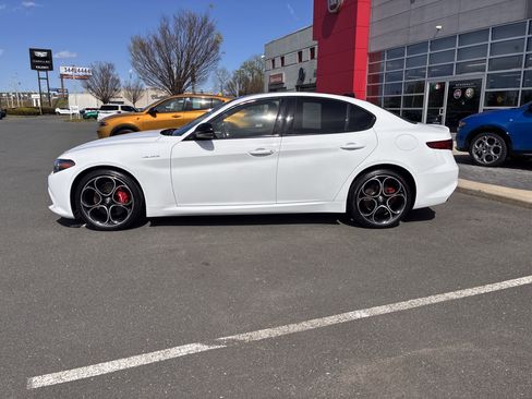 Used 2023 Alfa Romeo Giulia Veloce AWD/4WD image 6