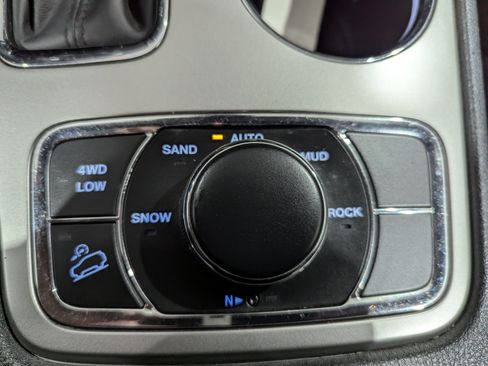 Used 2018 Jeep Grand Cherokee Laredo AWD/4WD image 19