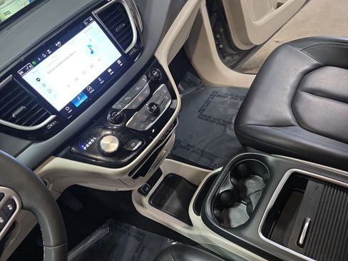 Used 2023 Chrysler Pacifica Touring-L FWD image 29