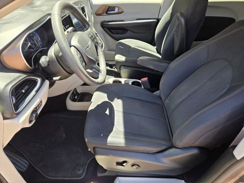 Used 2017 Chrysler Pacifica Touring FWD image 7