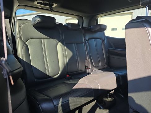 Used 2024 Jeep Wagoneer Series II w/ Flexible Seating Group AWD/4WD image 18