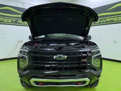 Used 2025 Chevrolet Suburban Z71 image 4