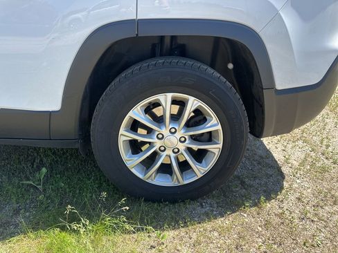 Used 2019 Jeep Cherokee Latitude w/ Cold Weather Group AWD/4WD image 16