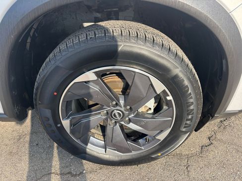 Used 2025 Nissan Rogue SV image 31