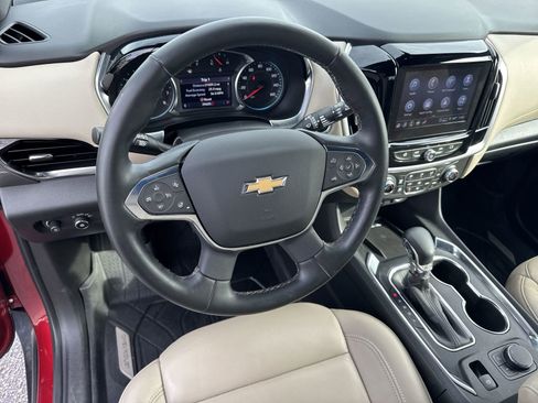 Used 2023 Chevrolet Traverse LT w/ Rear Camera Mirror Package image 18