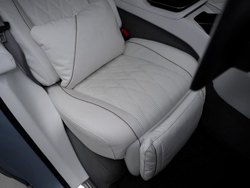 Used 2025 Mercedes-Benz Maybach GLS 600 4MATIC image 71