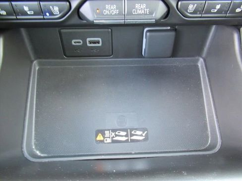 Used 2024 Chevrolet Suburban High Country w/ Advanced Technology Package image 29