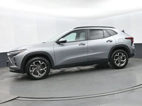 Used 2025 Chevrolet Trax LT FWD image 5