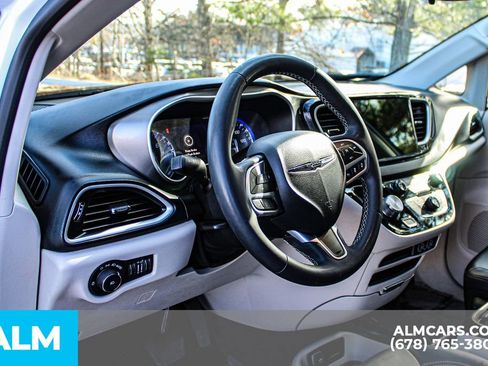 Used 2023 Chrysler Pacifica Touring-L image 35