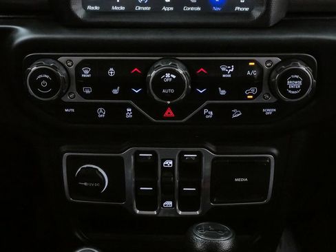Used 2018 Jeep Wrangler Unlimited Sahara AWD/4WD image 17
