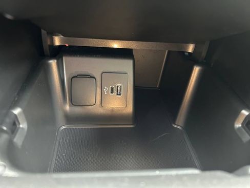 Used 2025 Ford Explorer Active w/ Active Comfort Package AWD/4WD image 37