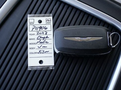 Used 2023 Chrysler Pacifica Touring-L FWD image 36