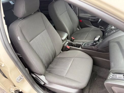 Used 2017 Ford Focus SE w/ Cold Weather Package FWD image 9