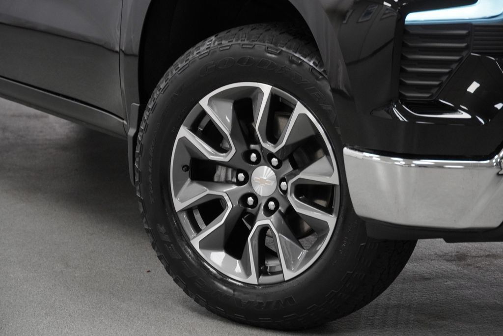 Used 2024 Chevrolet Silverado 1500 LT AWD/4WD image 7