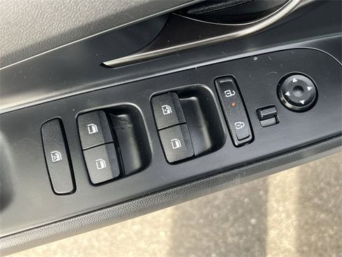 Certified 2025 Hyundai Elantra SEL image 26