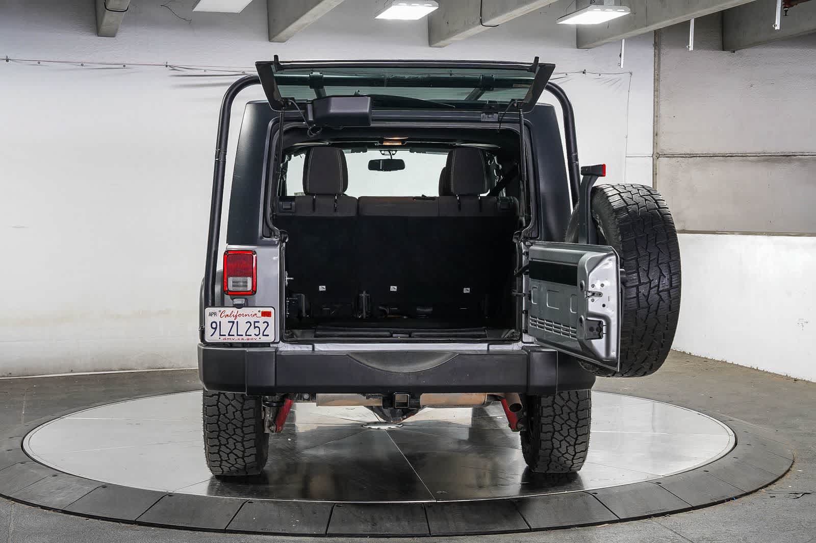 Used 2018 Jeep Wrangler Unlimited Rubicon w/ Connectivity Group AWD/4WD image 25