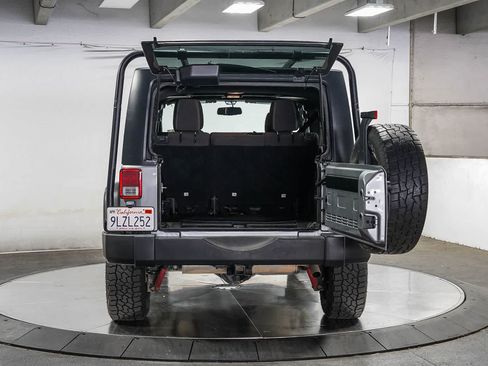 Used 2018 Jeep Wrangler Unlimited Rubicon w/ Connectivity Group AWD/4WD image 25