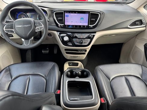 Used 2023 Chrysler Pacifica Touring-L image 22
