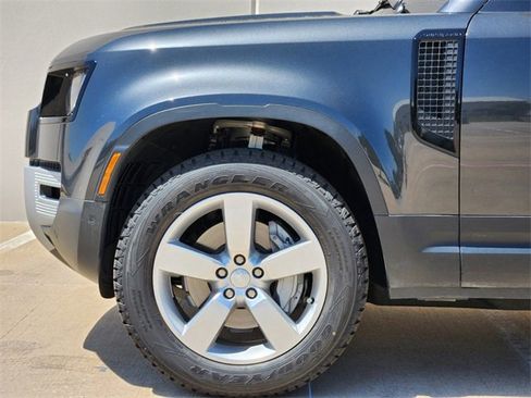 New 2024 Land Rover Defender 110 S image 9