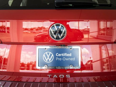 Used 2022 Volkswagen Taos SE w/ Panoramic Sunroof Package FWD image 16