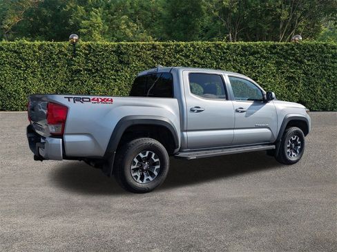Used 2017 Toyota Tacoma TRD Sport image 4